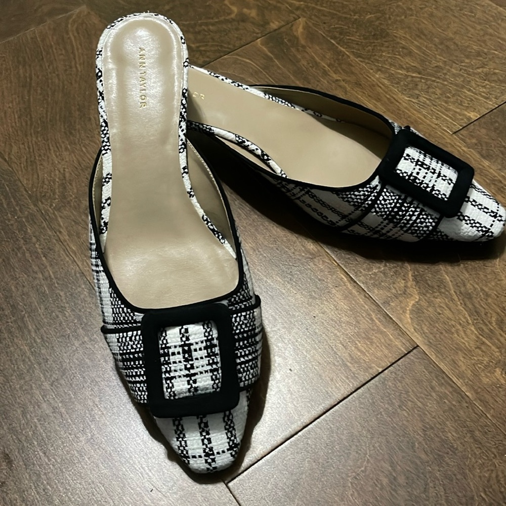 Ann Taylor black and white tweed pump.